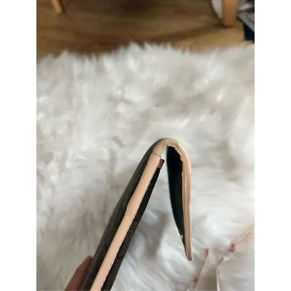 Michael Kors Envelope Clutch iPad cover or reading kindle Modern And stylish - Picture 8 of 9